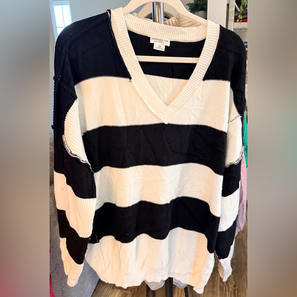 Chic Soul Black and White V-Neck Sweater